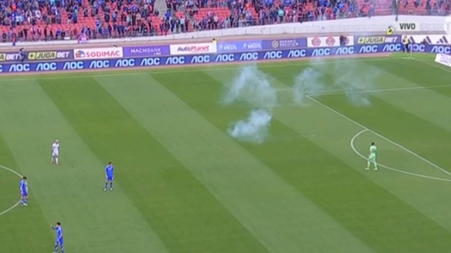 Partido de la U y Audax se detuvo por lanzamiento de pirotecnia a la cancha