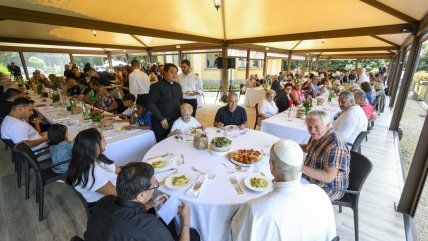   El papa invitó a almorzar a 110 pobres a su palacio de veraneo 