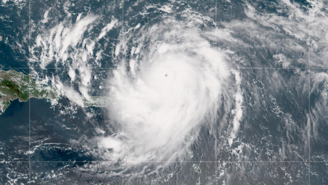 EE.UU. ordena evacuar en islas de Carolina del Norte por huracán Erin