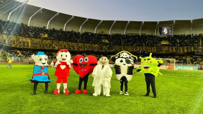 [VIDEO] ¡Momentazo! Carrera de corpóreos se tomó el entretiempo del Coquimbo-Everton