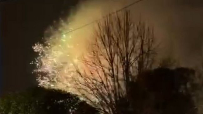 [VIDEOS] Hinchas de Racing lanzaron fuegos en el hotel de Peñarol