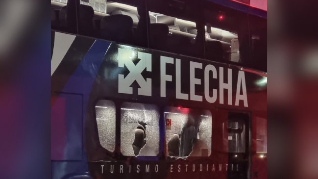 Bus de Universidad de Chile fue destrozado por barristas de Independiente durante los incidentes