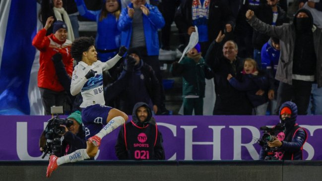 [VIDEO] Eduard Bello sentenció el triunfo de la UC en la apertura del Claro Arena