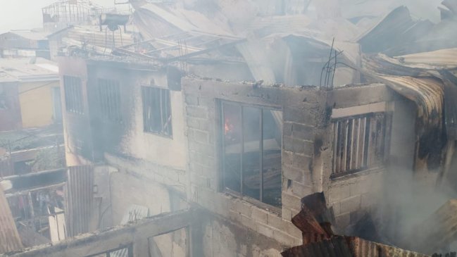 Incendio destruyó dos inmuebles en Antofagasta