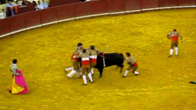 [VIDEO] Imágenes sensibles: Un joven murió tras fuerte embestida en una corrida de toros en Portugal