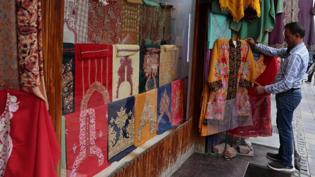 EE.UU. impone aranceles adicionales a la India por su compra de crudo ruso