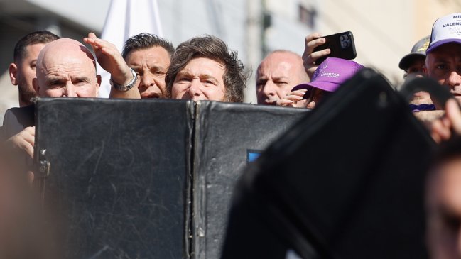 Evacuan a Milei tras ser atacado con piedras y huevos