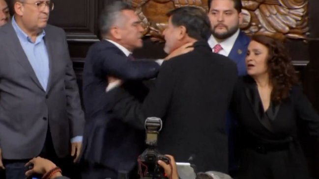 Senadores mexicanos despidieron tensa sesión con empujones, golpes y gritos