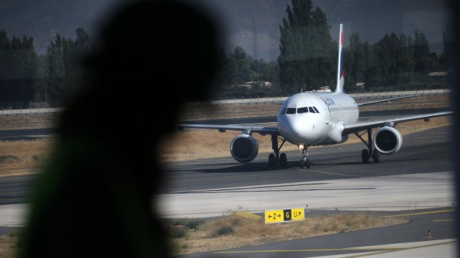 Llegó a Santiago vuelo con 18 chilenos deportados desde EE.UU.