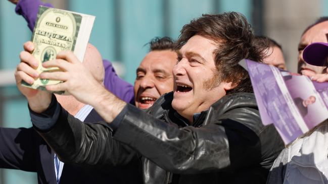 Milei afronta elección clave entre agresiones, denuncia de soborno y derrotas en el Congreso