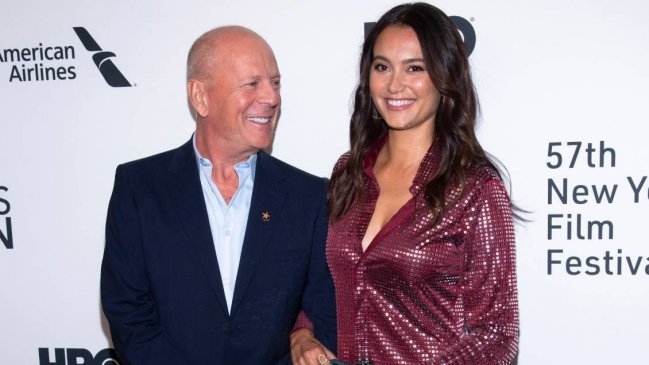 Esposa de Bruce Willis responde a críticas por trasladar al actor a una residencia