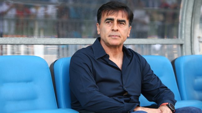 Quinteros: En Chile hay buenos jugadores, pero ningún DT ha encontrado un equipo para clasificar