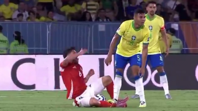 [VIDEO] ¿Y el VAR? El descalificador pisotón de Casemiro a Loyola que solo quedó en amarilla