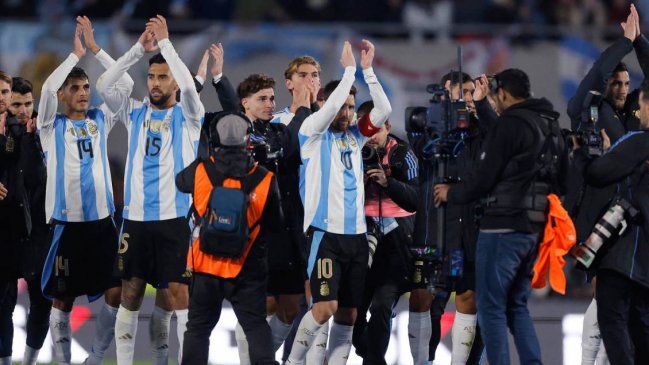 [VIDEO] Hinchada de Argentina se acordó de Chile en triunfo sobre Venezuela