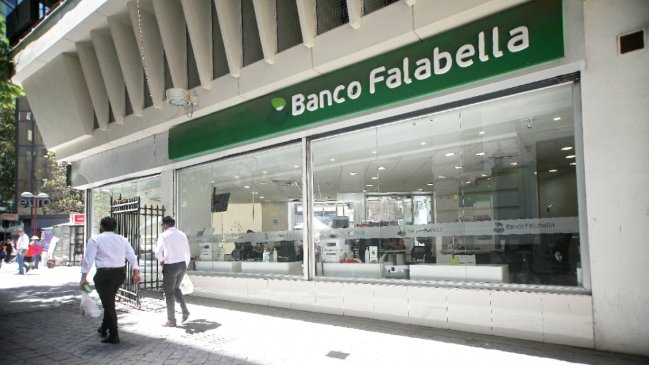 Cajera bancaria anotó $90 millones en vez de $9 en depósito y se compró un auto nuevo