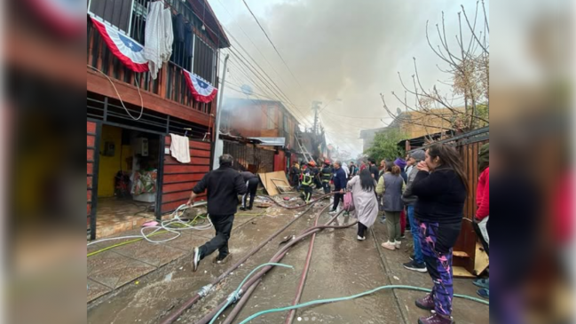 Mujer murió durante incendio que destruyó cinco casas en La Pintana