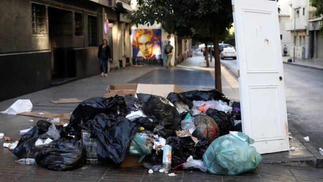 Ñuñoa multará con hasta 346 mil pesos a quienes boten colillas u orinen en la calle