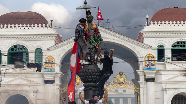 Las 48 horas que incendiaron Nepal: una cronología del pandemonio