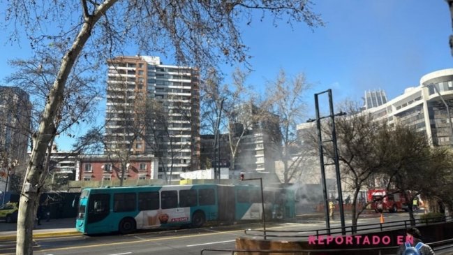Micro se incendió en Providencia: Se indaga falla mecánica