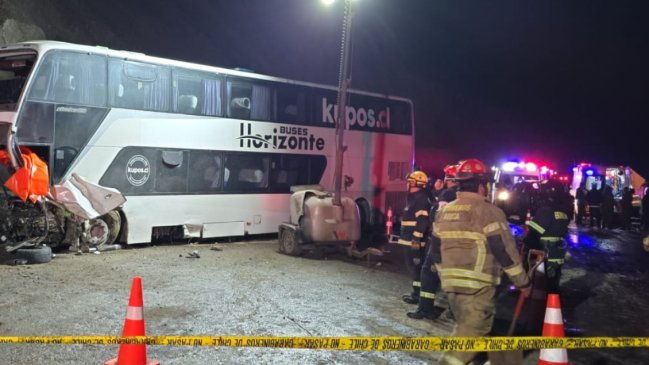 Conductor de bus falleció tras fuerte colisión en límite de Arica y Tarapacá