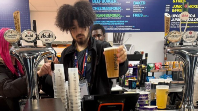 Manchester City despidió a vendedor del estadio por usar la camiseta de Manchester United