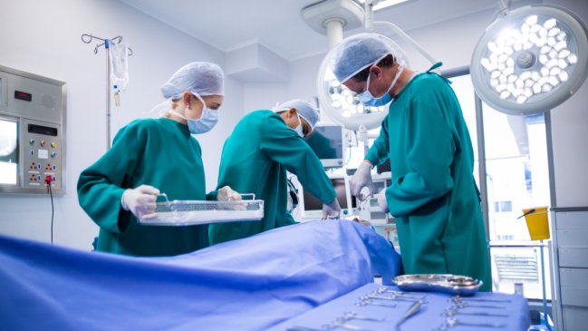 Pioneros en el mundo: Realizan la primera cirugía de vesícula asistida por IA en Chile