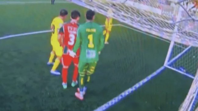 [VIDEO] Escándalo: Arquero le tocó el trasero a su rival y se fue expulsado