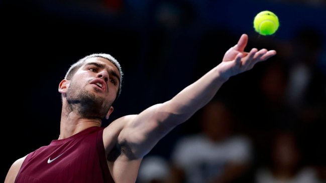 Carlos Alcaraz dejó sin opciones a Báez y avanzó en Tokio