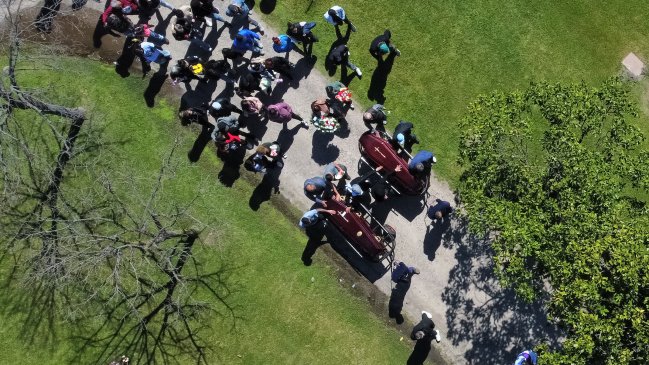 Funerales íntimos y protesta social tras el triple femicidio en Argentina