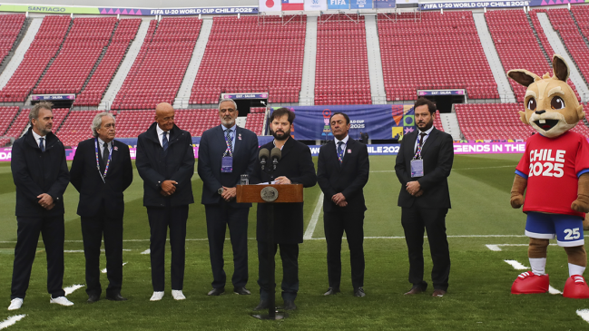 Presidente Gabriel Boric recorrió el Estadio Nacional en la previa del debut de Chile por el Mundial sub 20