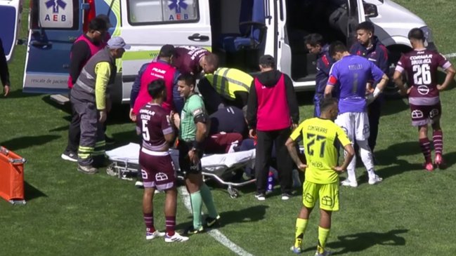 Sebastián Díaz fue retirado en ambulancia del partido entre La Serena y la U tras duro choque de cabezas
