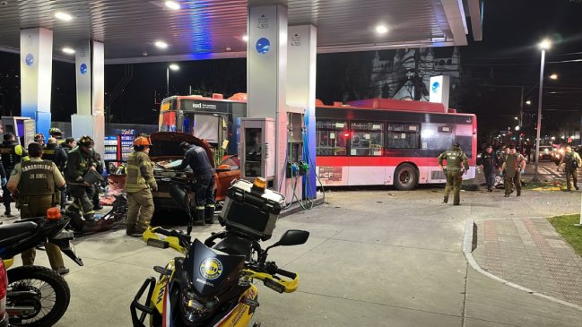 Dos delincuentes murieron tras chocar con bus en Providencia