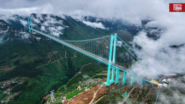 El puente más alto del mundo abrió al tránsito en la provincia china de Guizhou