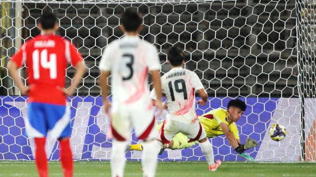 [VIDEO] ¡Notable! Sebastián Mella salvó el arco de La Roja con tapadón en un penal de Japón
