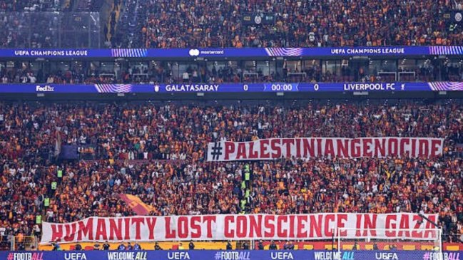 La hinchada de Galatasaray manifestó apoyo a Palestina en el partido contra Liverpool