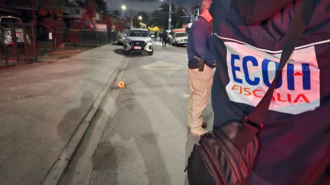 Sujeto descendió de vehículo y disparó contra tres personas en Renca: Una falleció