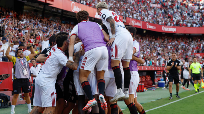 [VIDEO] La eufórica celebración de Sevilla de Alexis y Suazo junto a su hinchada
