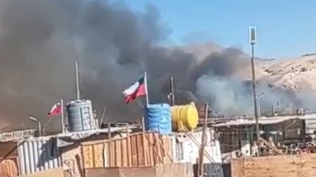 Incendio afecta a dos sitios de una toma en Calama