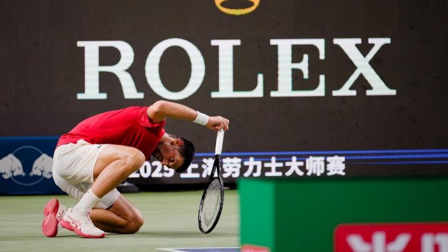 Un extenuado Novak Djokovic superó sus dolencias para dejar seguir avanzando en Shanghái
