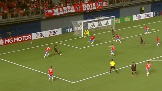 [VIDEO] César Inga dejó en el camino a Hormázabal y anotó un golazo para Perú ante La Roja