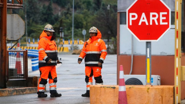 Bus con 48 personas se volcó en la mina El Teniente