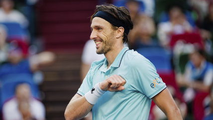   Rinderknech remontó a Medvedev y se medirá con su primo en la final de Shanghái 