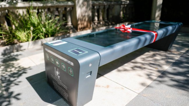 Polonia regala a Providencia banca inteligente que reproduce música: ¿Dónde está ubicada?