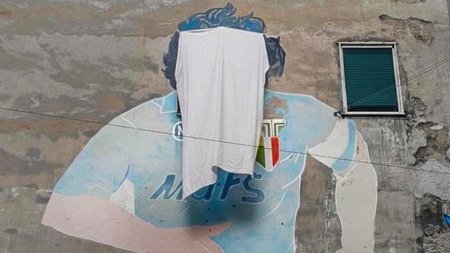 Polémica en Nápoles: Taparon el icónico mural de Diego Maradona por una protesta