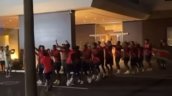 [VIDEO] Hinchas de Panamá fueron a hacer ruido al hotel de Surinam y los jugadores salieron a bailar