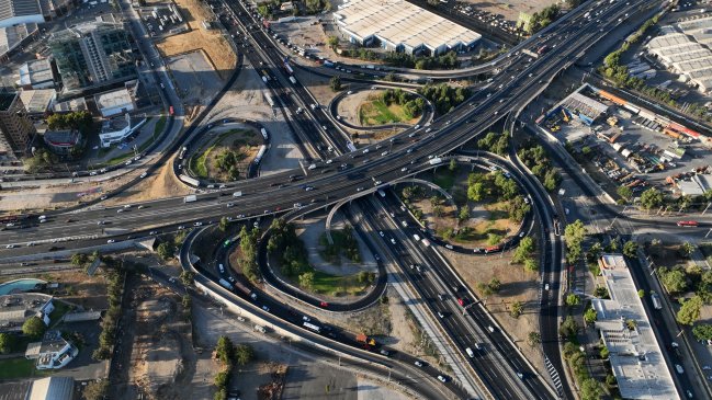 Carga de un camión maderero se incendió y causó kilométrico taco en Vespucio Norte