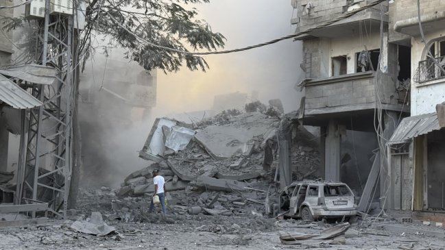 Israel dice haber retomado alto el fuego tras bombardear Gaza durante el día