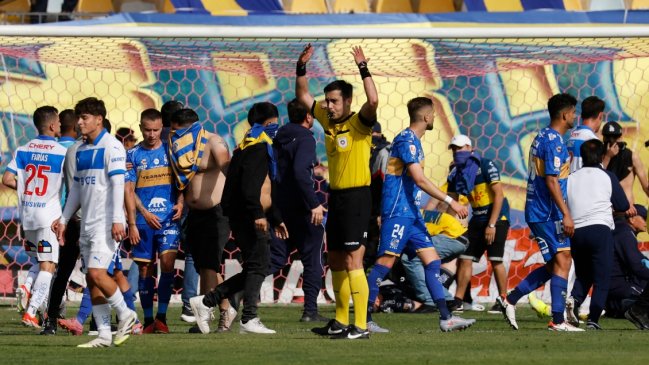 [VIDEO] La extraña explicación del árbitro Manuel Vergara para la suspensión del Everton-UC