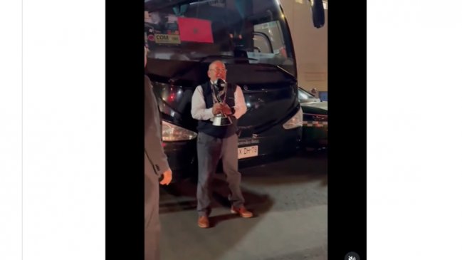[VIDEO] Hasta el chofer de Marruecos posó con la Copa del Mundo sub 20