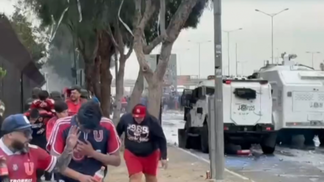 Salida de la U rumbo al estadio para enfrentar a Lanús terminó en desórdenes